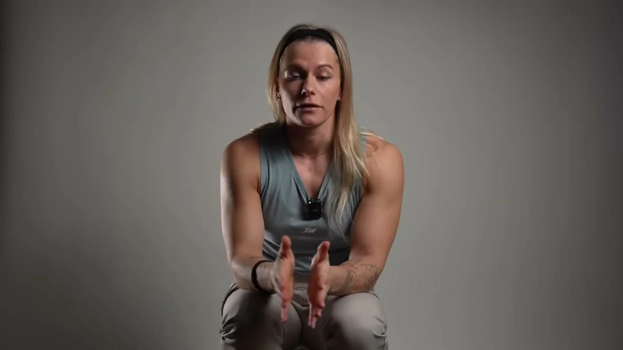 Malin Malle Jansson as a 2x calisthenics world champion on stage