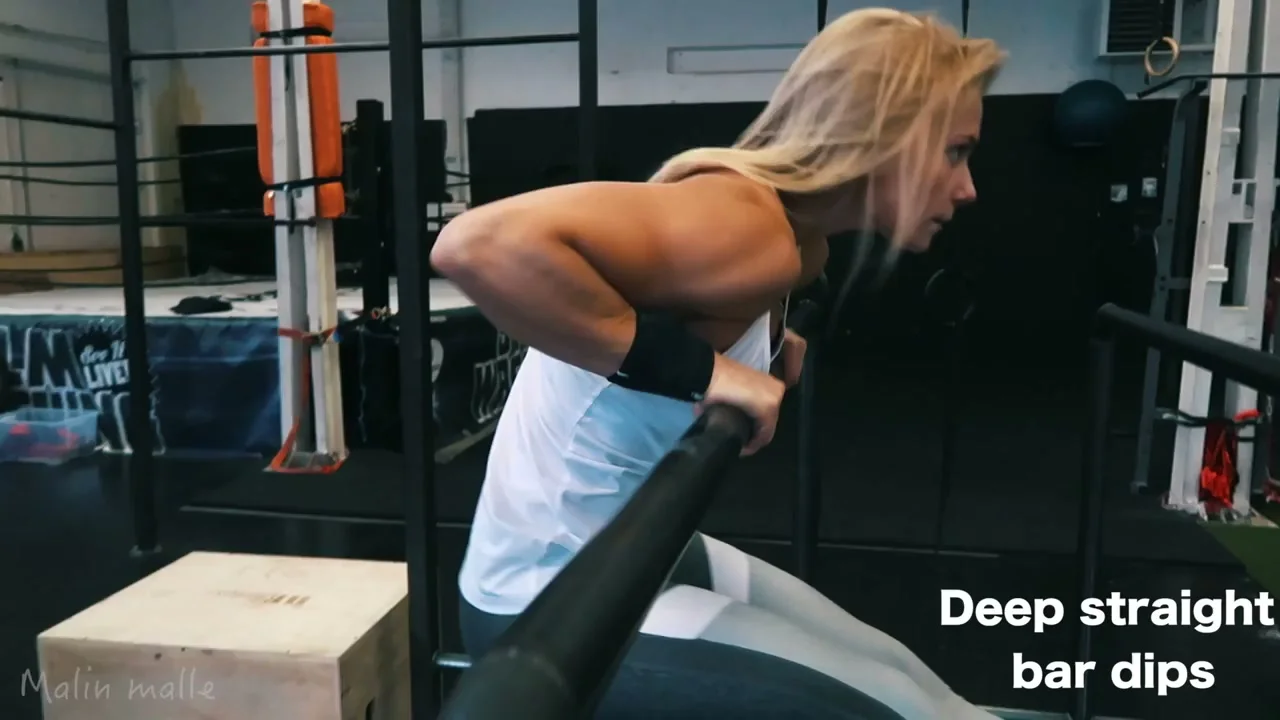 Malin performing a deep bar dip with chest below bar level during the slow muscle up progression