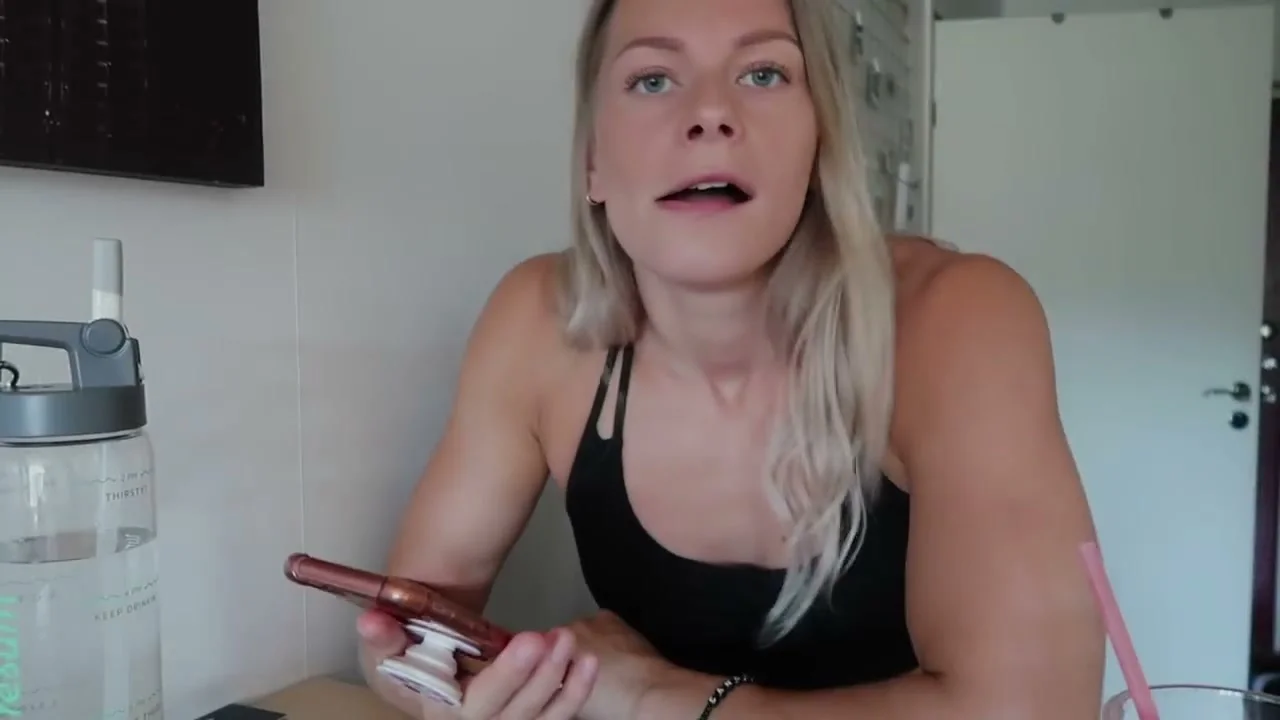 Malin Malle preparing for the Swedish Street Workout Championship at the competition venue